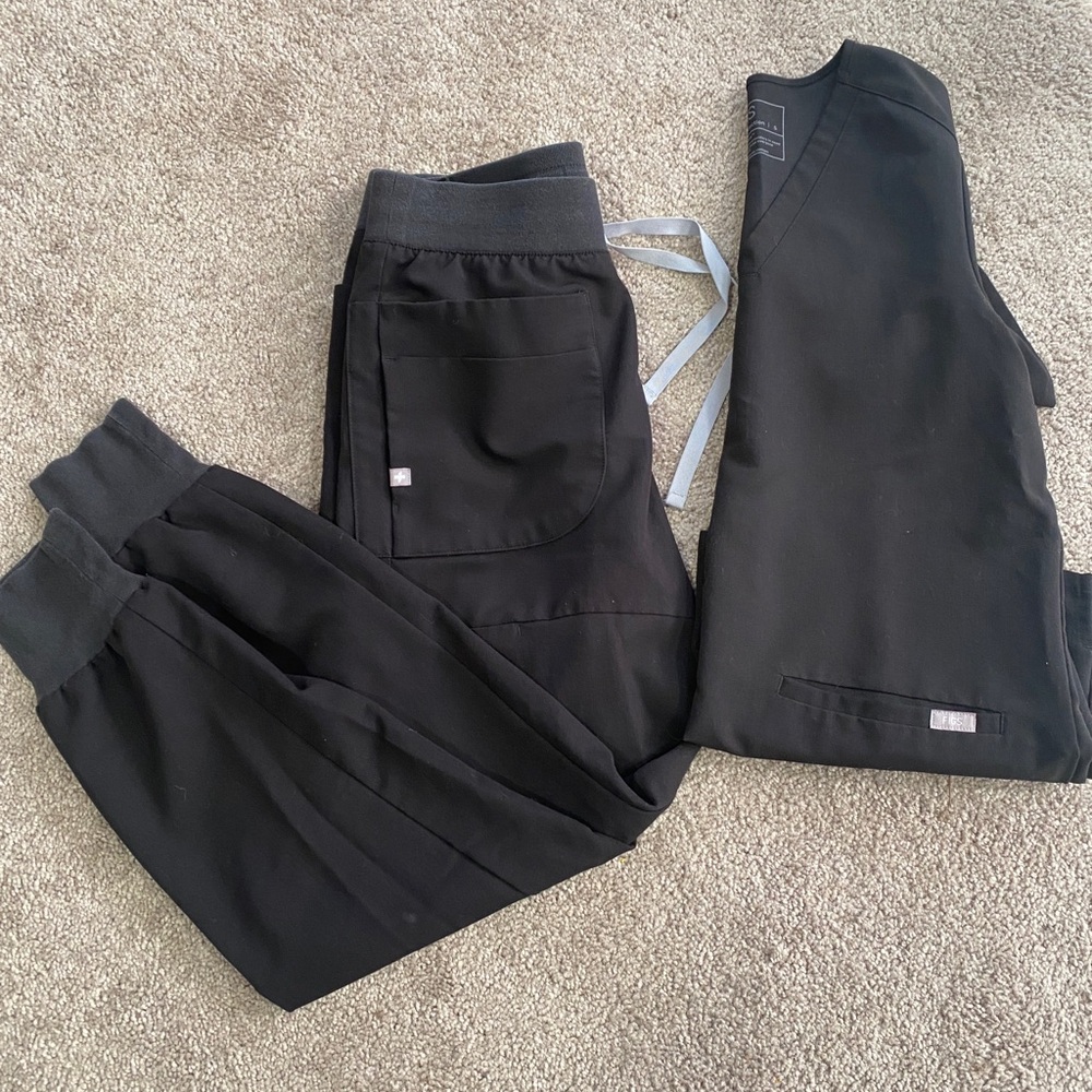 FIGS Black Scrub Set